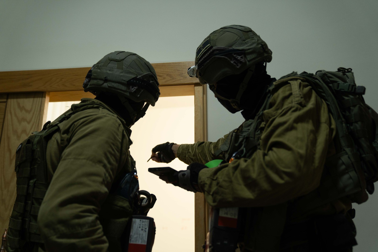 מסר מפתיע: המודעות בערבית שתלו לוחמים על בתי הכפר הערבי