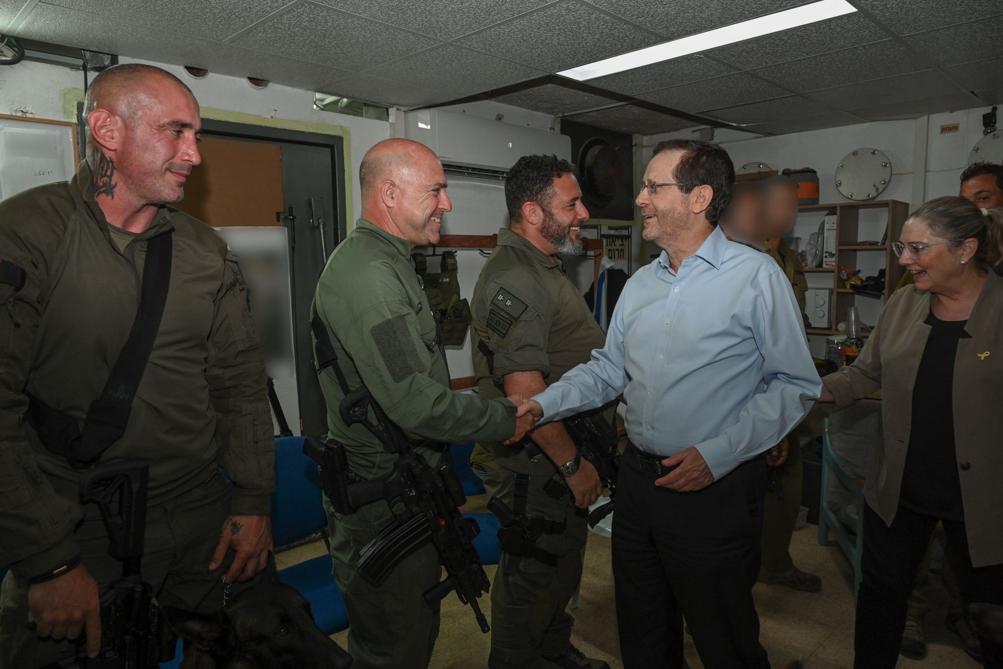 נשיא המדינה יצחק הרצוג נפגש עם חיילים בגבול הצפון | צילום: לע"מ