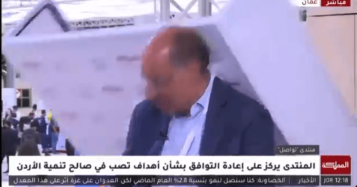 חובת צפייה: הקיר המאולתר נחת על ראשו של המרואיין