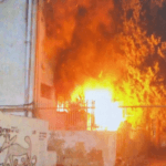 טרגדיה בחיפה: אדם ללא רוח חיים אותר במהלך שריפה ברחוב הרצל