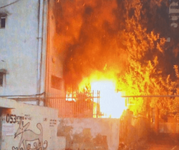 טרגדיה בחיפה: אדם ללא רוח חיים אותר במהלך שריפה ברחוב הרצל