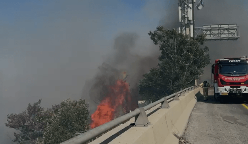 שריפת ענק סמוך לגשר מרכזי בירושלים, 17 צוותי כיבוי הוזנקו