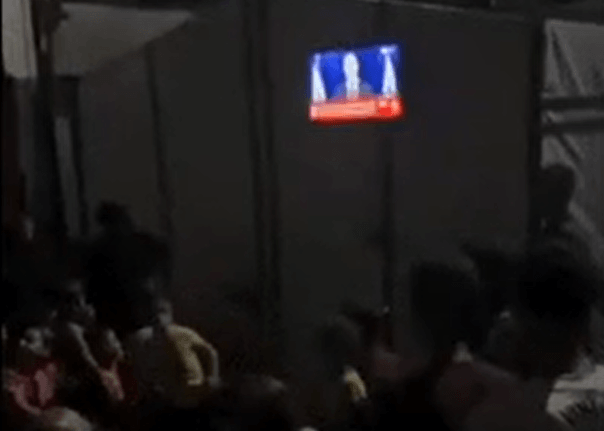 בלתי נתפס: מאות עזתים צופים במסע"ת של גנץ - וצוהלים | צילום: רשתות ערביות