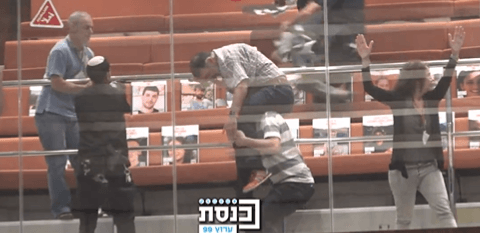 מהומה בכנסת: סולקו מוחים שצעקו והניפו שלטים במליאה | תיעוד