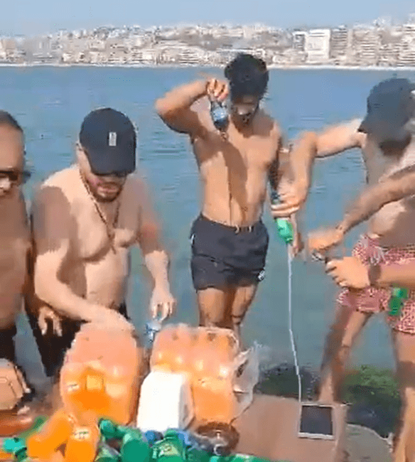 מחאה בלבנון: אזרחים משחיתים בקבוקי פפסי - בגלל ישראל | צפו