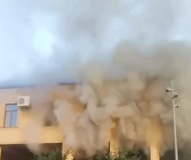 בית הכנסת עולה בלהבות | צילום מסך מתוך הרשתות החברתיות