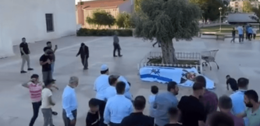 המתפללים בטורקיה יצאו מהמסגד - ושרפו תמונה של נתניהו | צפו