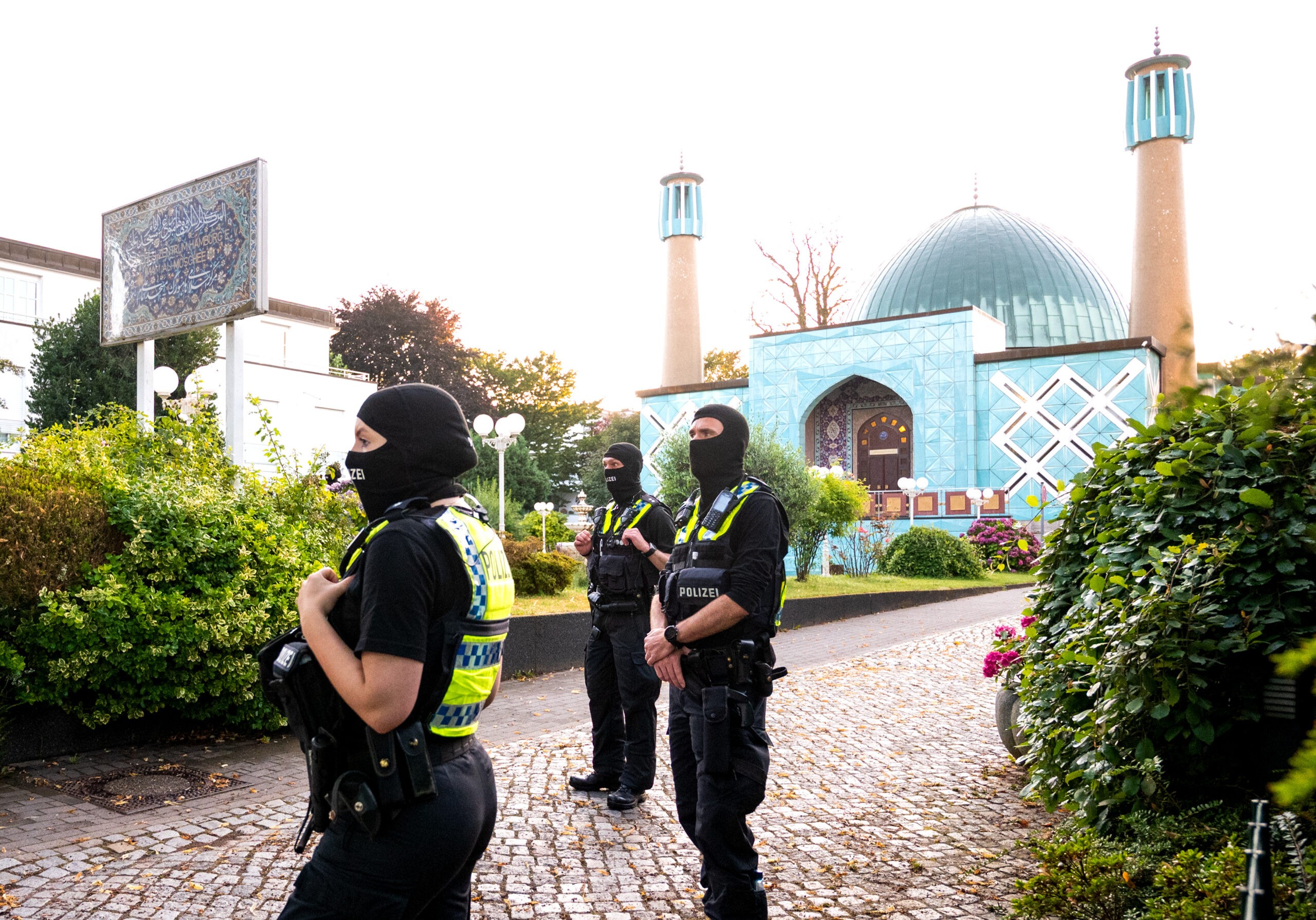 פשיטת המשטרה על המסגד בהמבורג | צילום: רויטרס