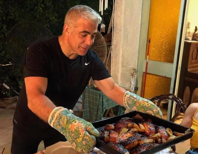 לפיד תקף את נתניהו, הגולשים הזכירו לו את "נאום השניצלים"