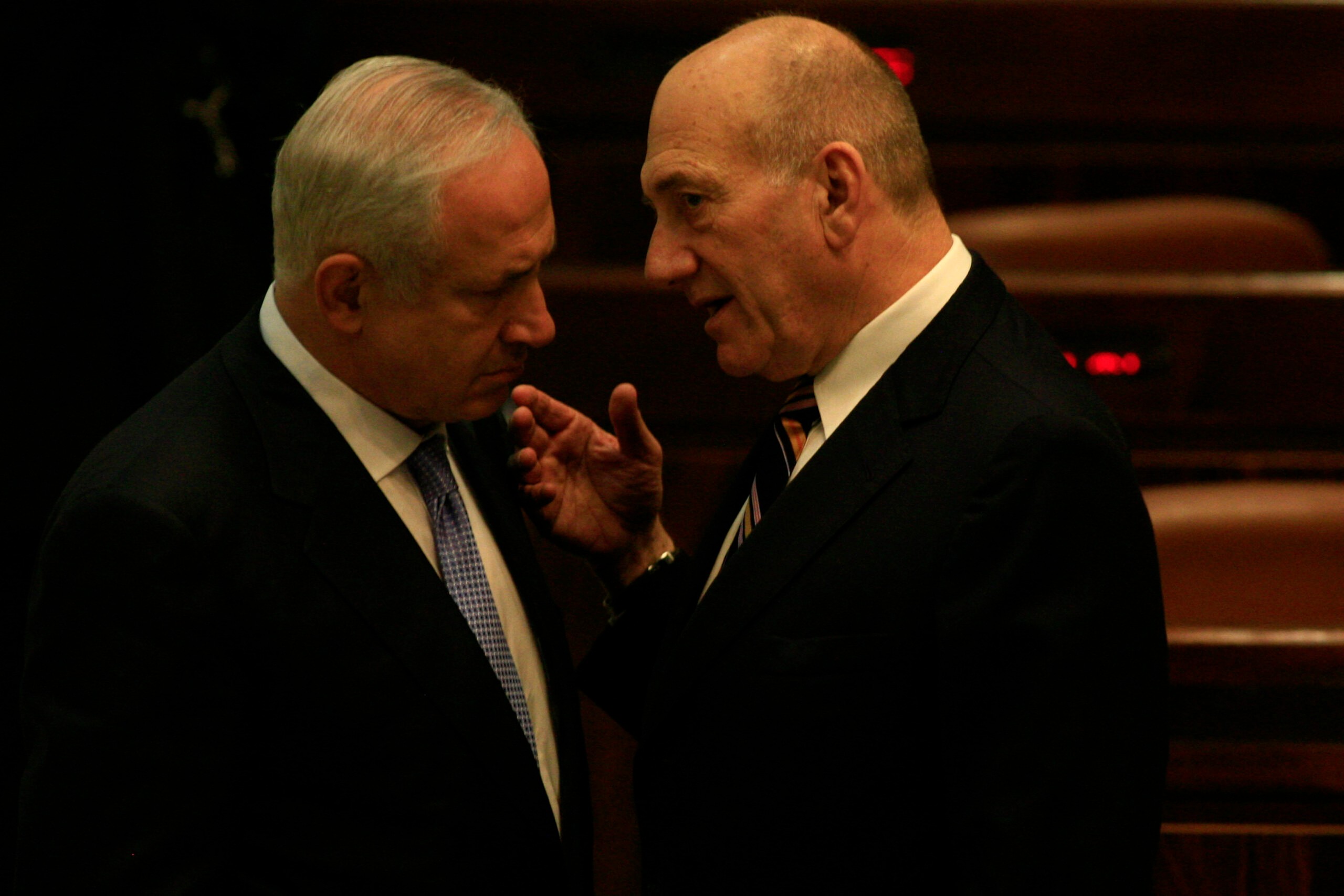 אולמרט משתלח בנתניהו: משתמש בגופת אחיו לטובת קריירה פוליטית