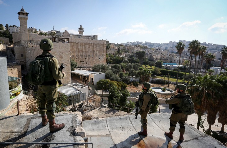 חיילים במערת המכפלה | צילום: ויסאם חשלמון
