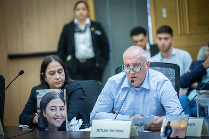 הורי התצפיתניות בכנסת | צילום: יונתן סינדל
