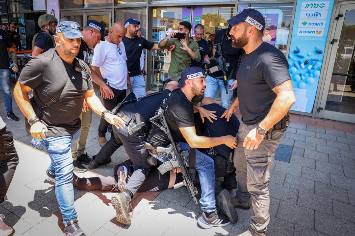 כוחות הביטחון בזירת הפיגוע | צילום: דוד כהן, פלאש 90
