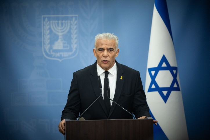 הלפיד והיפוכו: "לא לוחץ ידיים לתומכי טרור", לאחמד טיבי כן