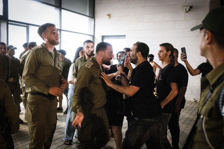 המהומות לאחר מעצר הלוחמים | צילום: פלאש 90