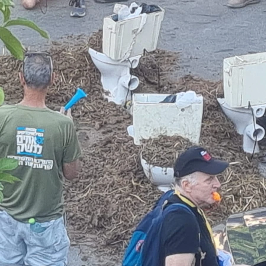 "הביאו את הרפש מהקיבוץ": אחים לנשק מחו מול ביתו של אמסלם