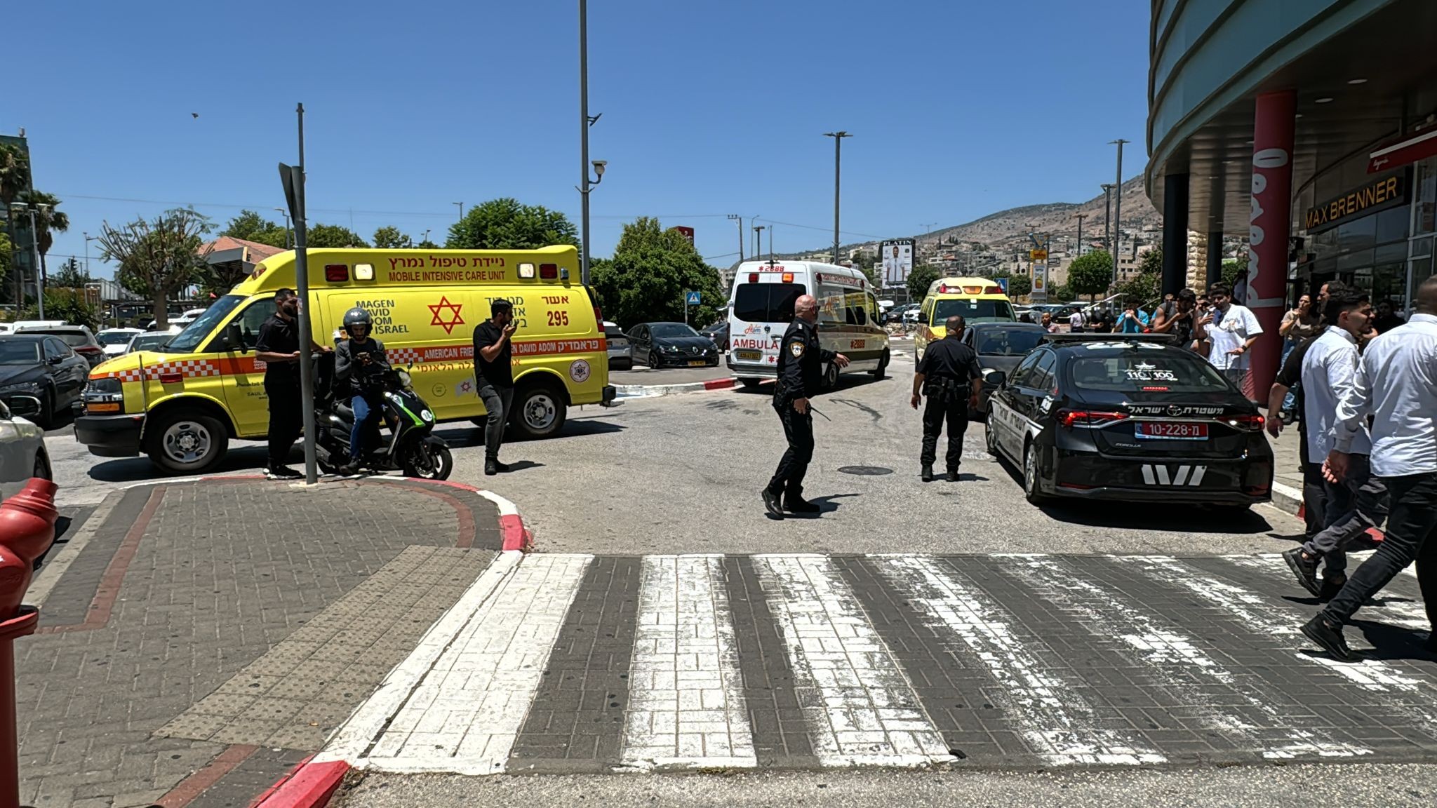 זירת הפיגוע בכרמיאל. צילום: דוברות מד"א