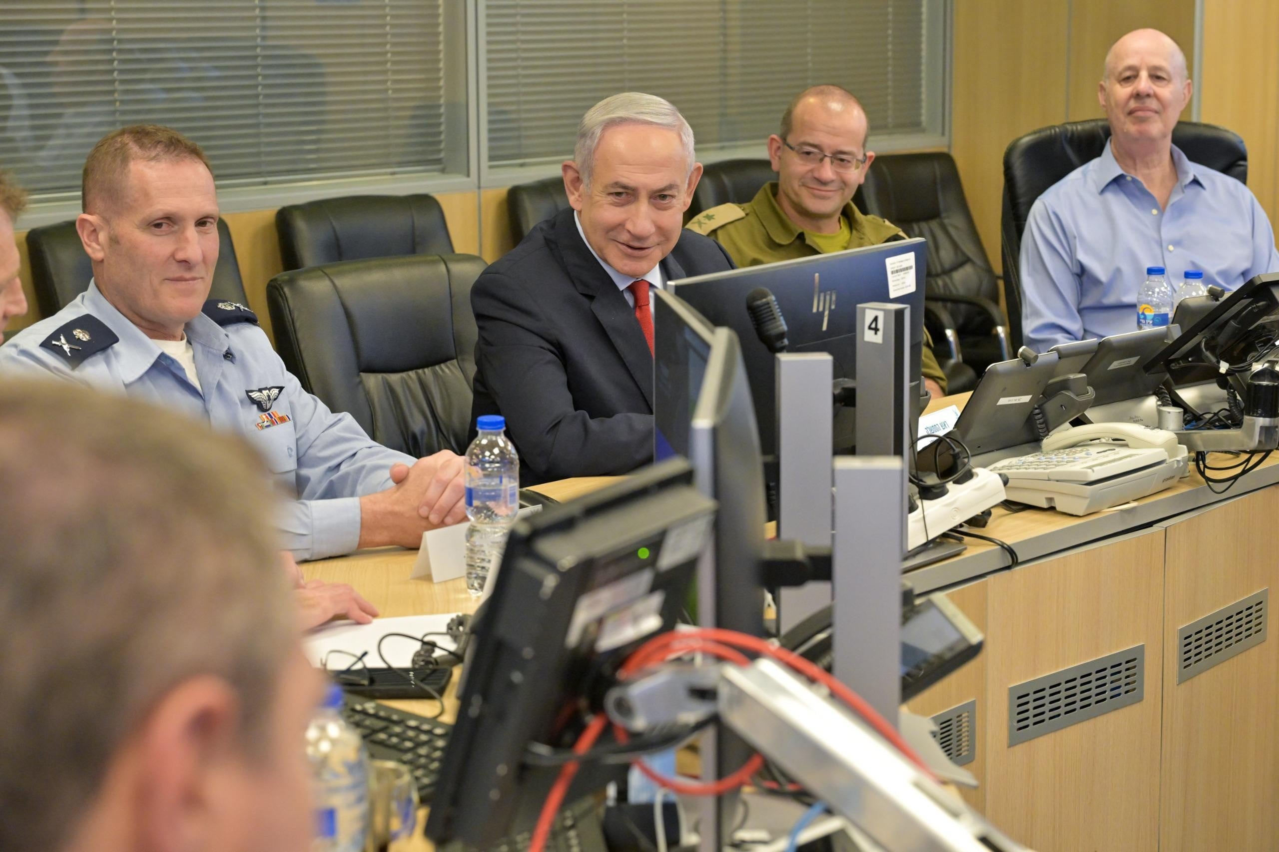 נתניהו בחיל האוויר מזהיר את לבנון: "מי שפוגע בנו דמו בראשו״