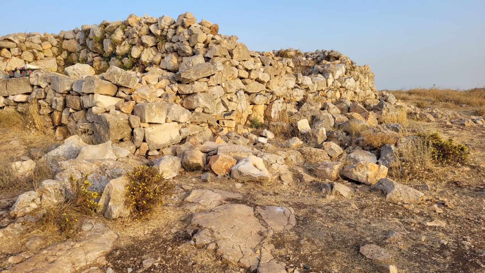 לזכר הלוחם שנפל: עשרות התפללו במזבח יהושע שבהר עיבל
