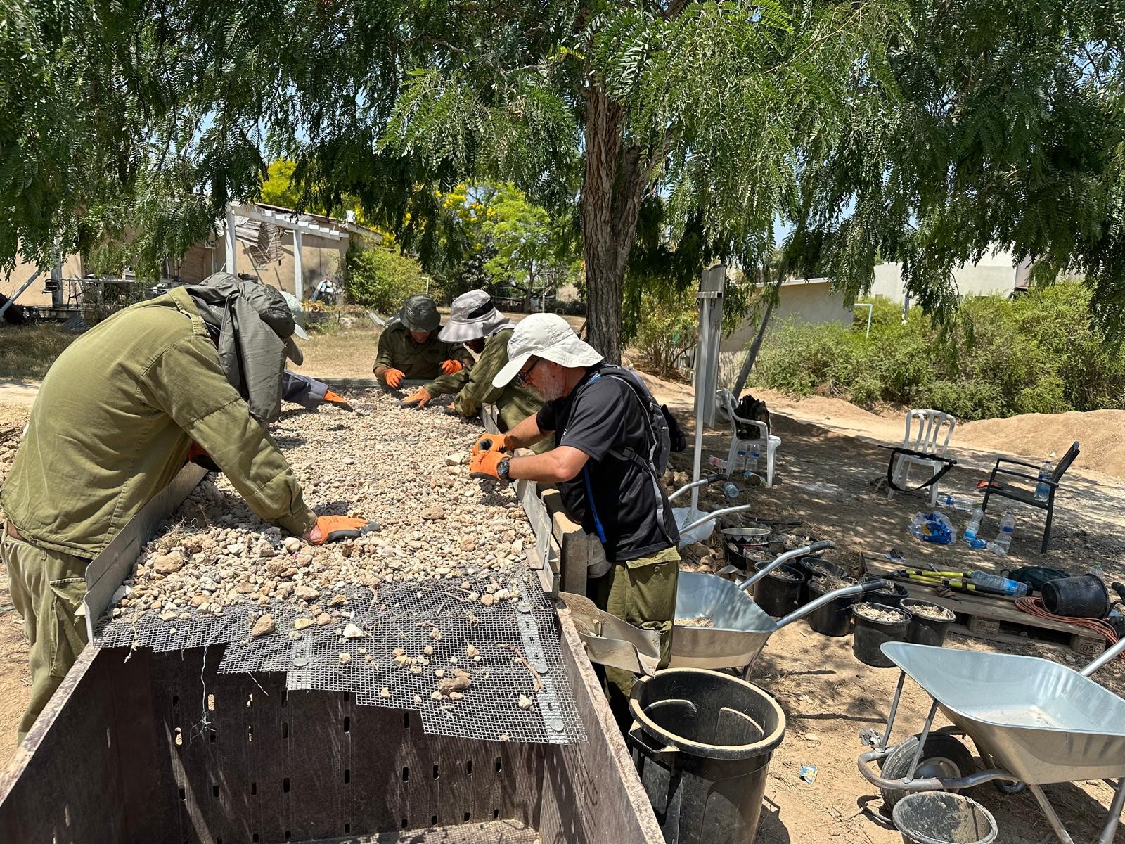 משפחות נרצחי ה-7 באוקטובר סורקות אחר חלקי גופות בכפר עזה