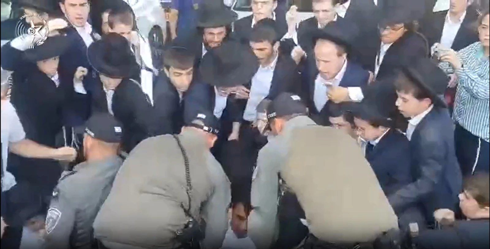 חרדים מתעמתים עם שוטרים בכביש 4 | קרדיט: דוברות המשטרה