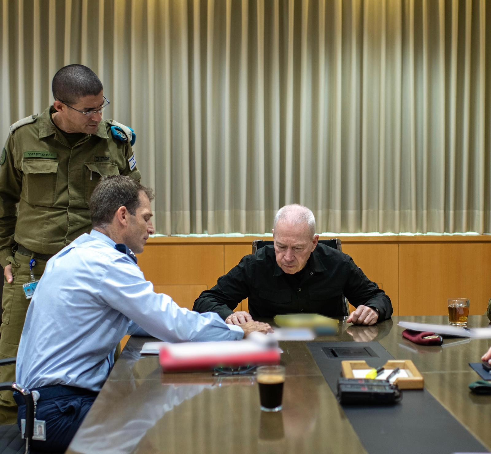 גלנט בהערכת מצב בקריה | צילום: איתי קדם