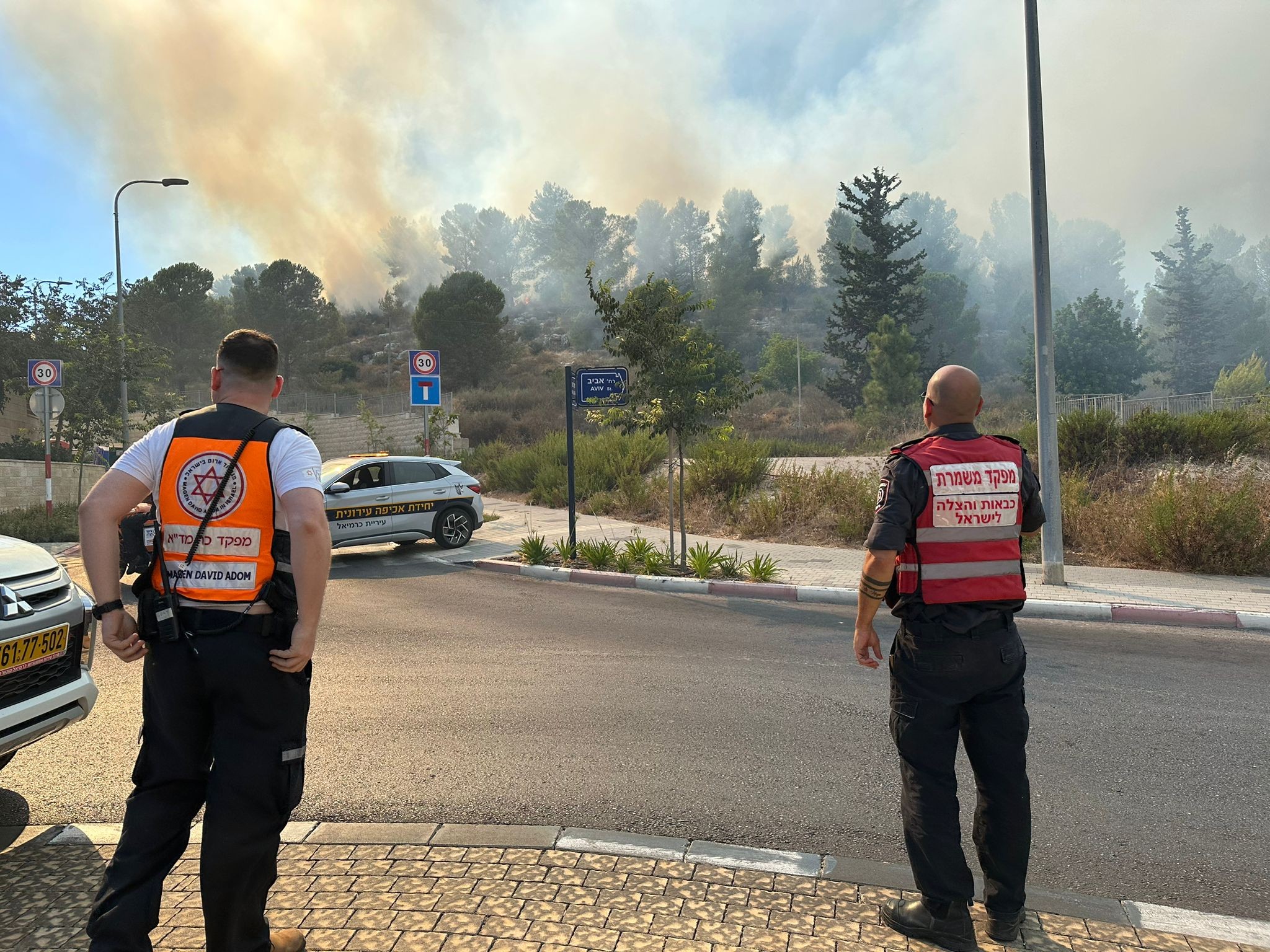 כוחות כיבוי פינו בתים בכרמיאל עקב שריפה שפרצה בסמוך | תיעוד