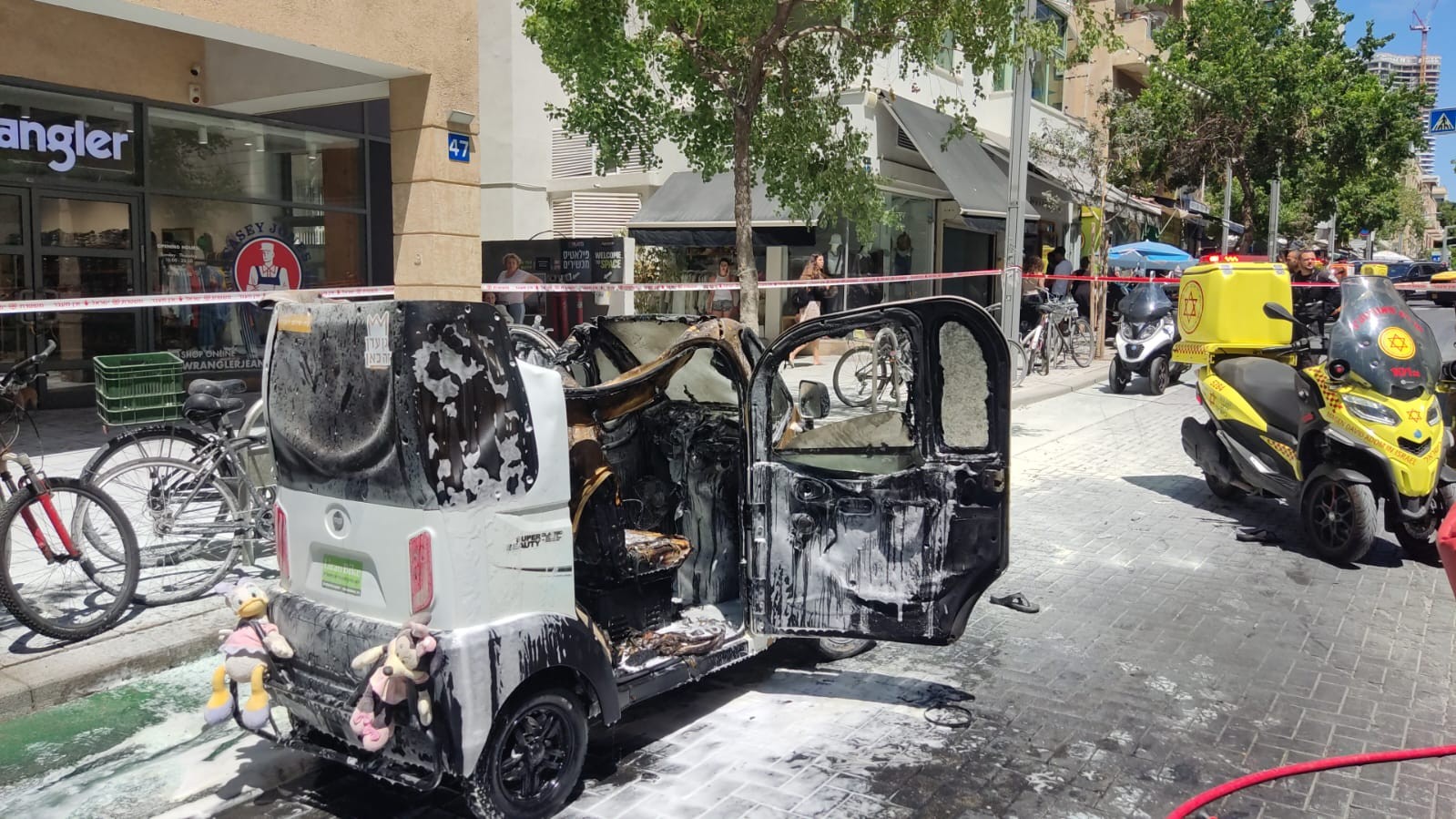 רכב חשמלי התפוצץ בתל אביב, שני פצועים במקום