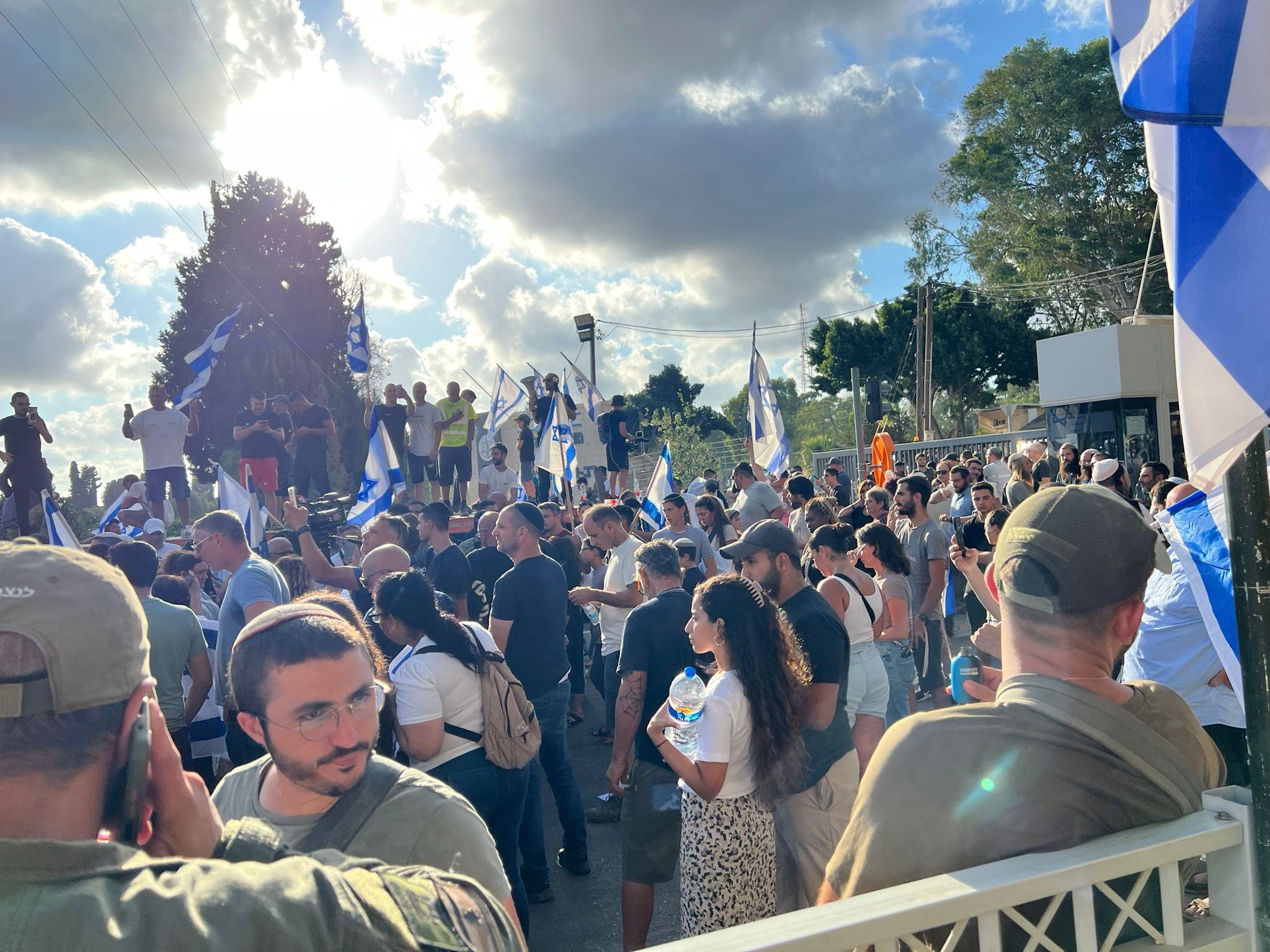 מאות מפגינים מול משרדי מצ"ח בקריאה לשחרור הלוחמים | תיעוד