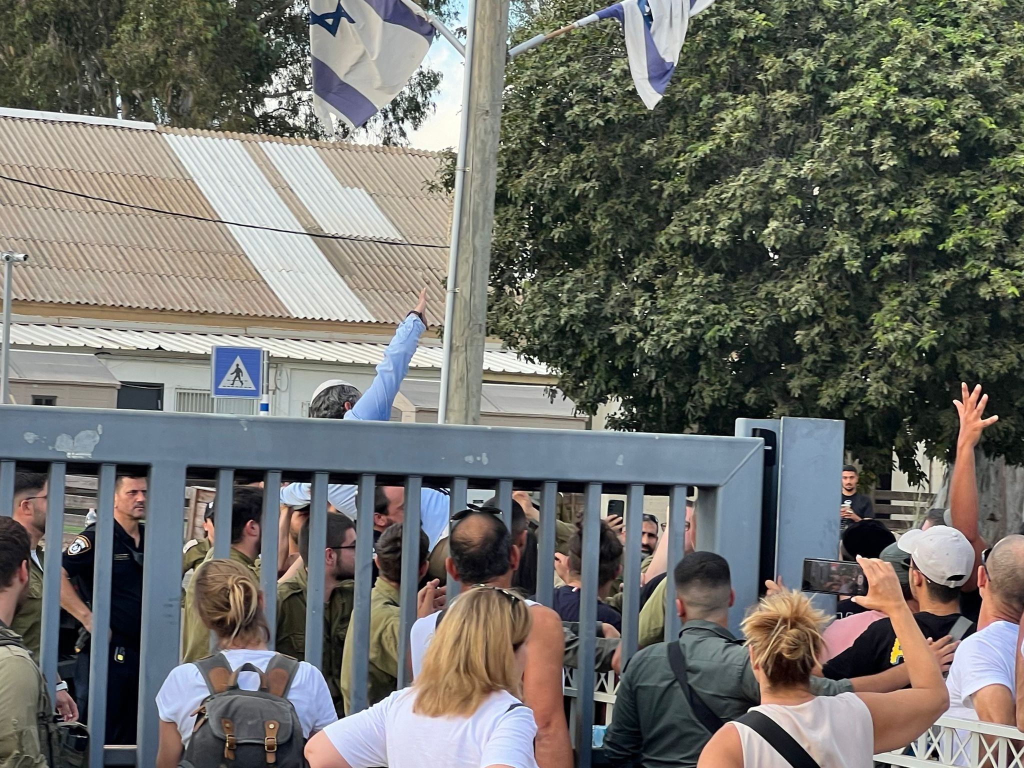 ההפגנה מול משרדי מצ"ח: ניסו לפרוץ את המחסום, מפגין נעצר