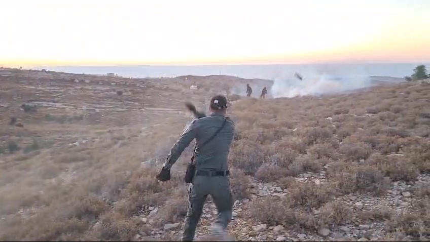 שוטר מג"ב זורק רימון עשן לעבר נערים | קרדיט צילום: ללא