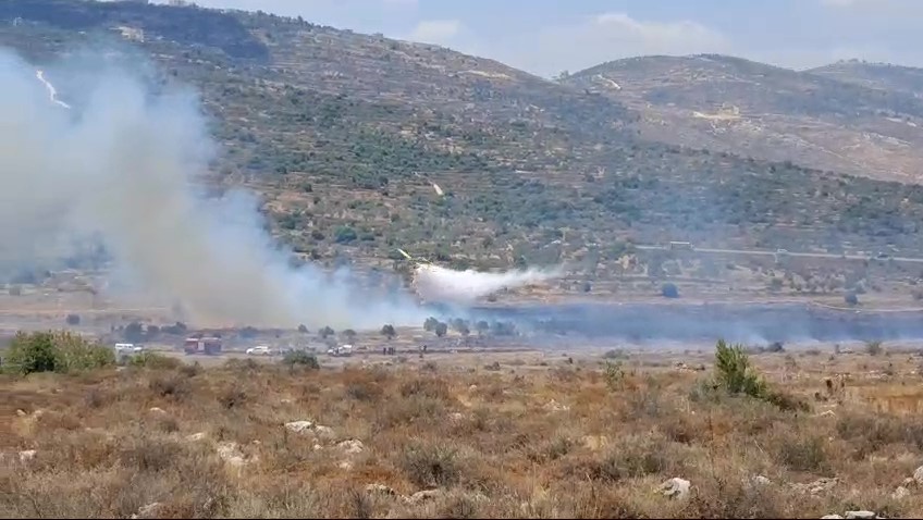 חשד להצתה בשומרון: שריפה משתוללת סמוך לרחלים, תושבים פונו