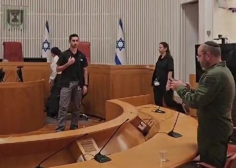 מהומה בבג"ץ: אב החטוף ביקש לדבר, השופטים יצאו מהאולם | צפו
