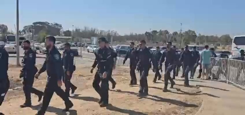 עשרות שוטרים חמושים פושטים על מתקן המעצר | צפו