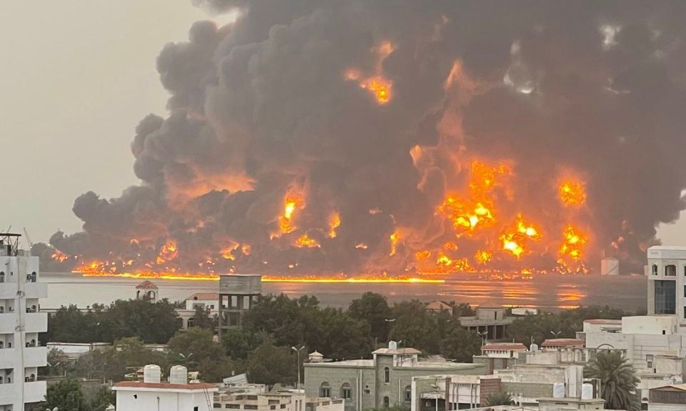 הפצצות צה"ל בתימן: להבות הענק בעיר הנמל חודייתה | תיעוד