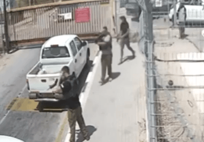מכוונים את הנשק ויורים: תיעוד מנטרול המחבל בנתיב העשרה