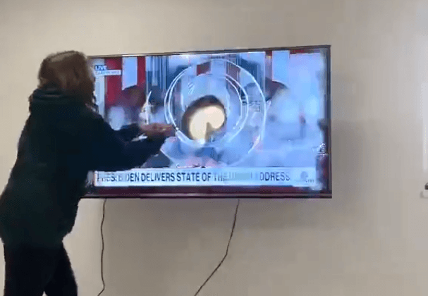 אזרחית פרו פלשתינית ניפצה את מסך הטלוויזיה כשנתניהו הופיע