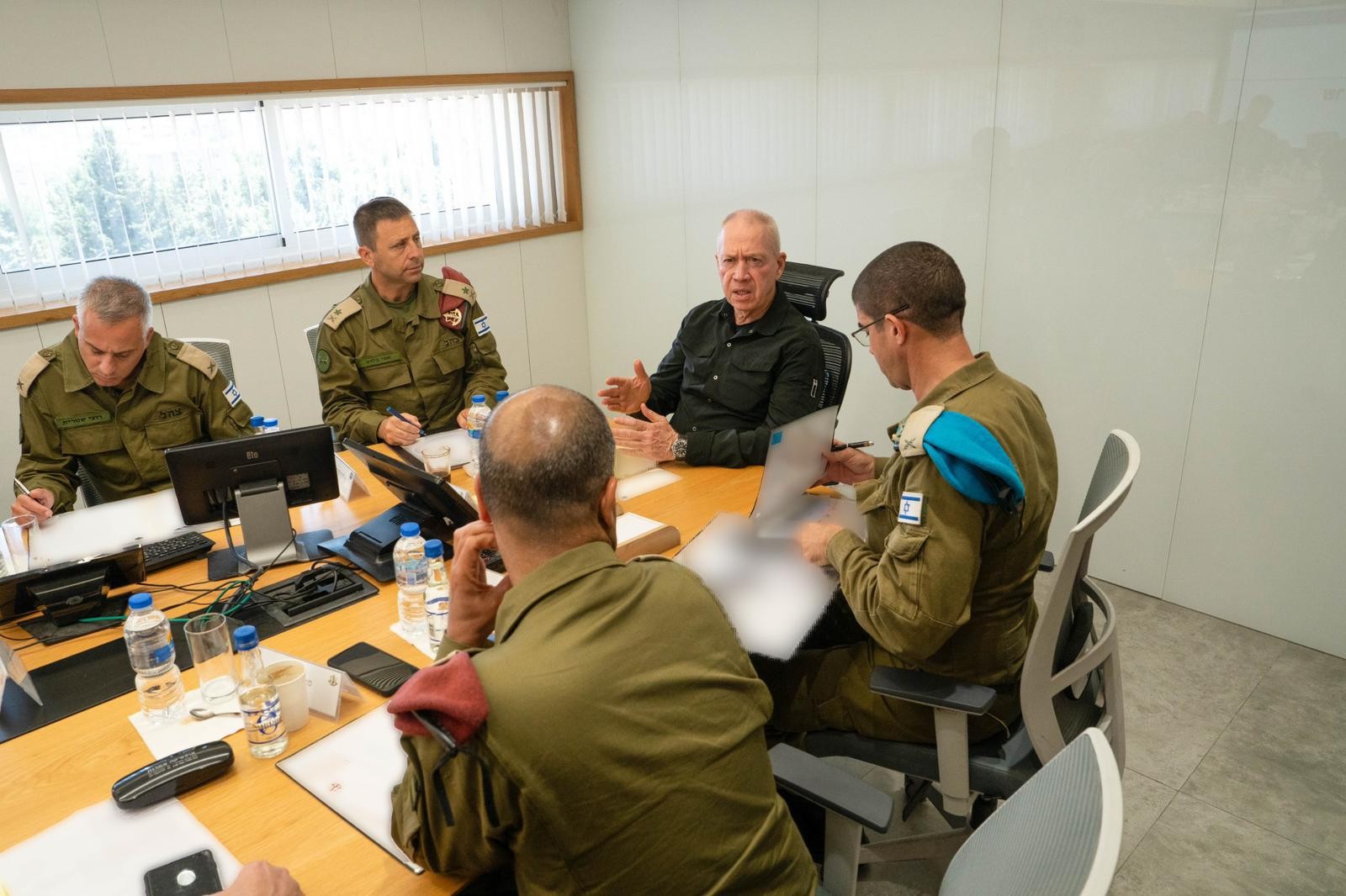 שר הביטחון יואב גלנט בהערכת המצב עם האלוף אבי בלוט | צילום: אריאל חרמוני, משרד הביטחון
