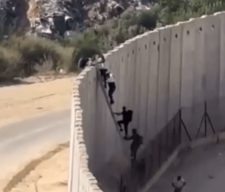 מרתיח: שב"חים טיפסו על גדר ההפרדה בשרון באין מפריע | צפו