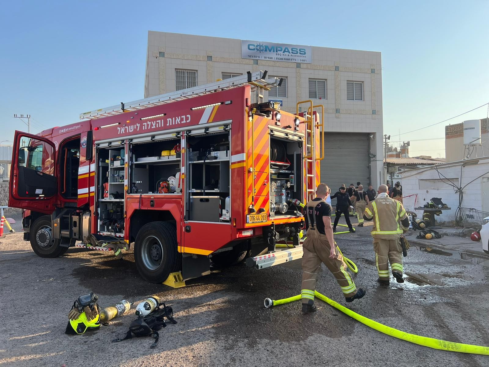 טרגדיה באילת: אדם אותר ללא רוח חיים בשריפה במבנה תעשייה