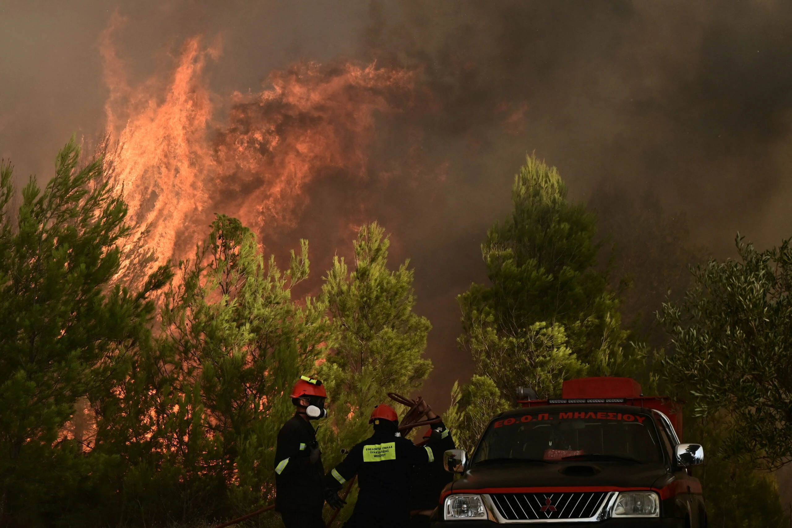 שריפות ענק משתוללות באתונה: אלפי תושבים פונו מבתיהם