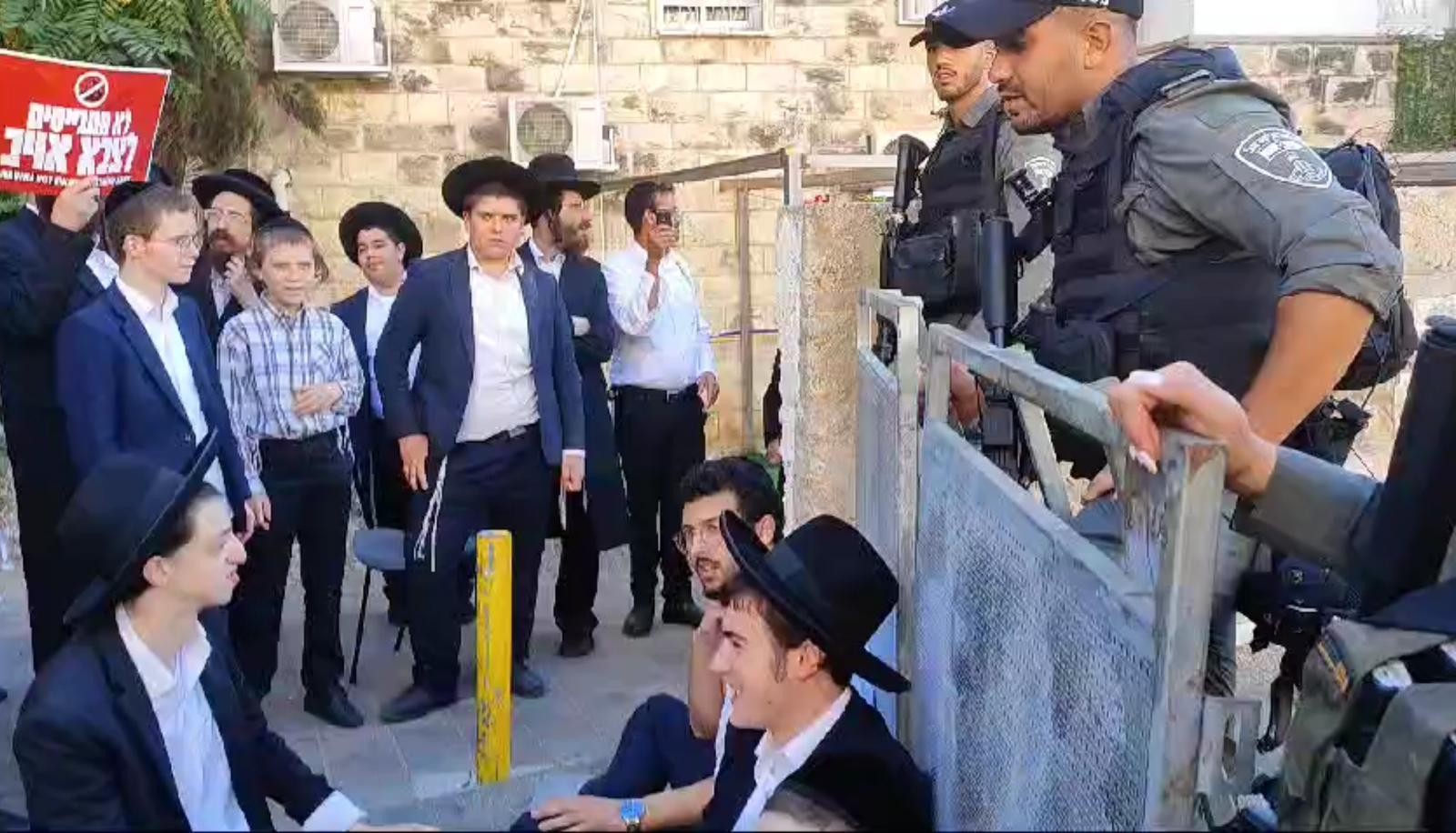 עימותים בין המשטרה לחרדים קיצונים ליד לשכת הגיוס בירושלים