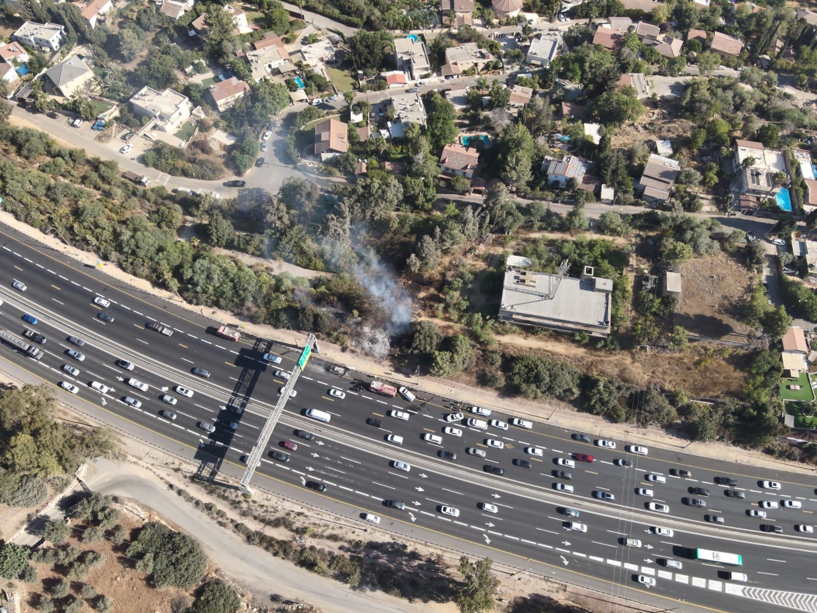 רכב עלה באש בכביש 1 לכיוון ירושלים, עומסי תנועה כבדים במקום