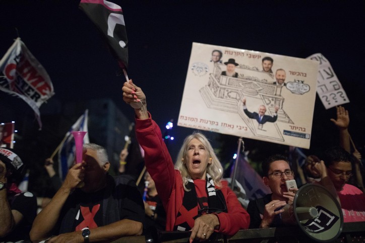 הצביעות של המשטרה: ליד בית הפצ"רית אסור, ליד בית רה"מ מותר