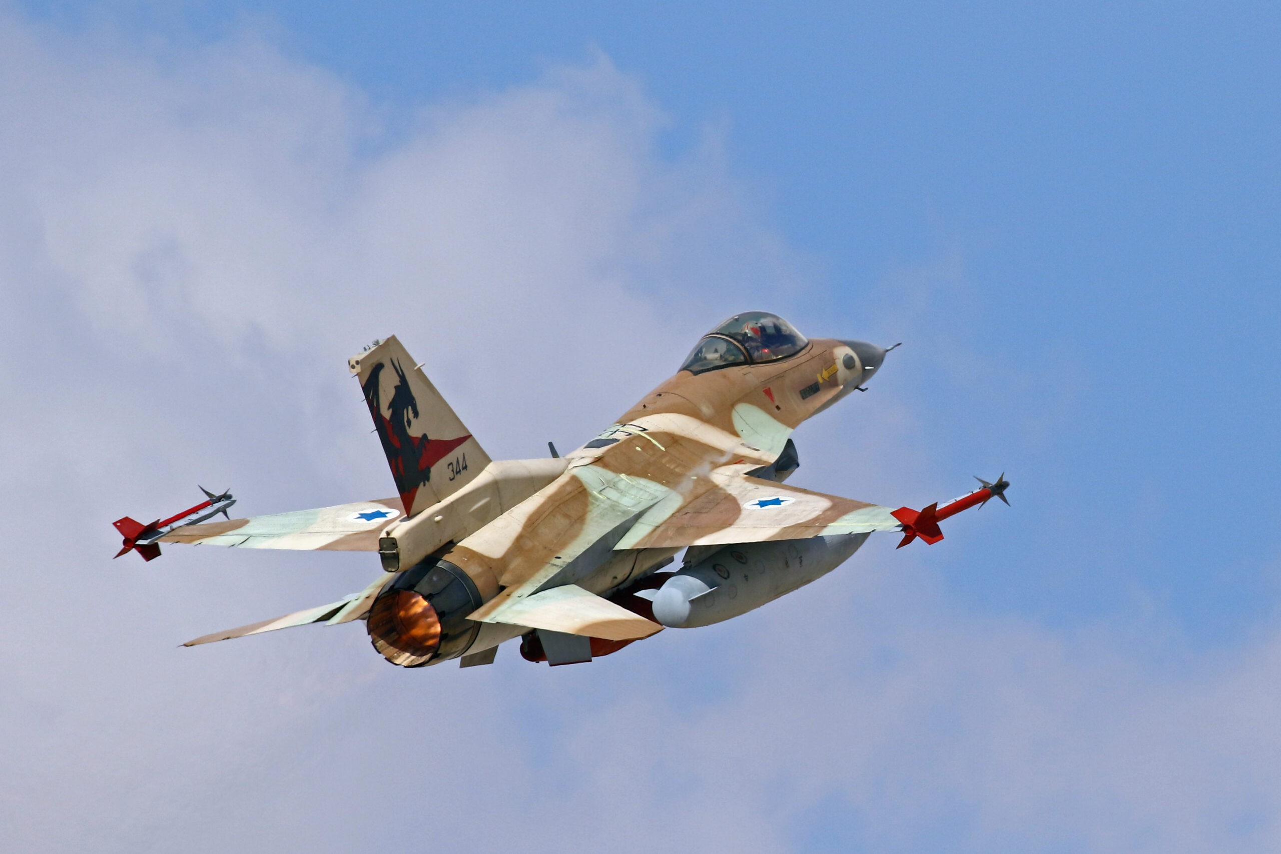בדרך לשינוי המשוואה? אוקראינה קיבלה מטוסי F-16 ראשונים