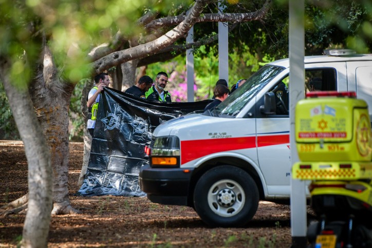 פיגוע דקירה בחולון: גבר ואישה נרצחו ו-2 נפצעו - המחבל חוסל