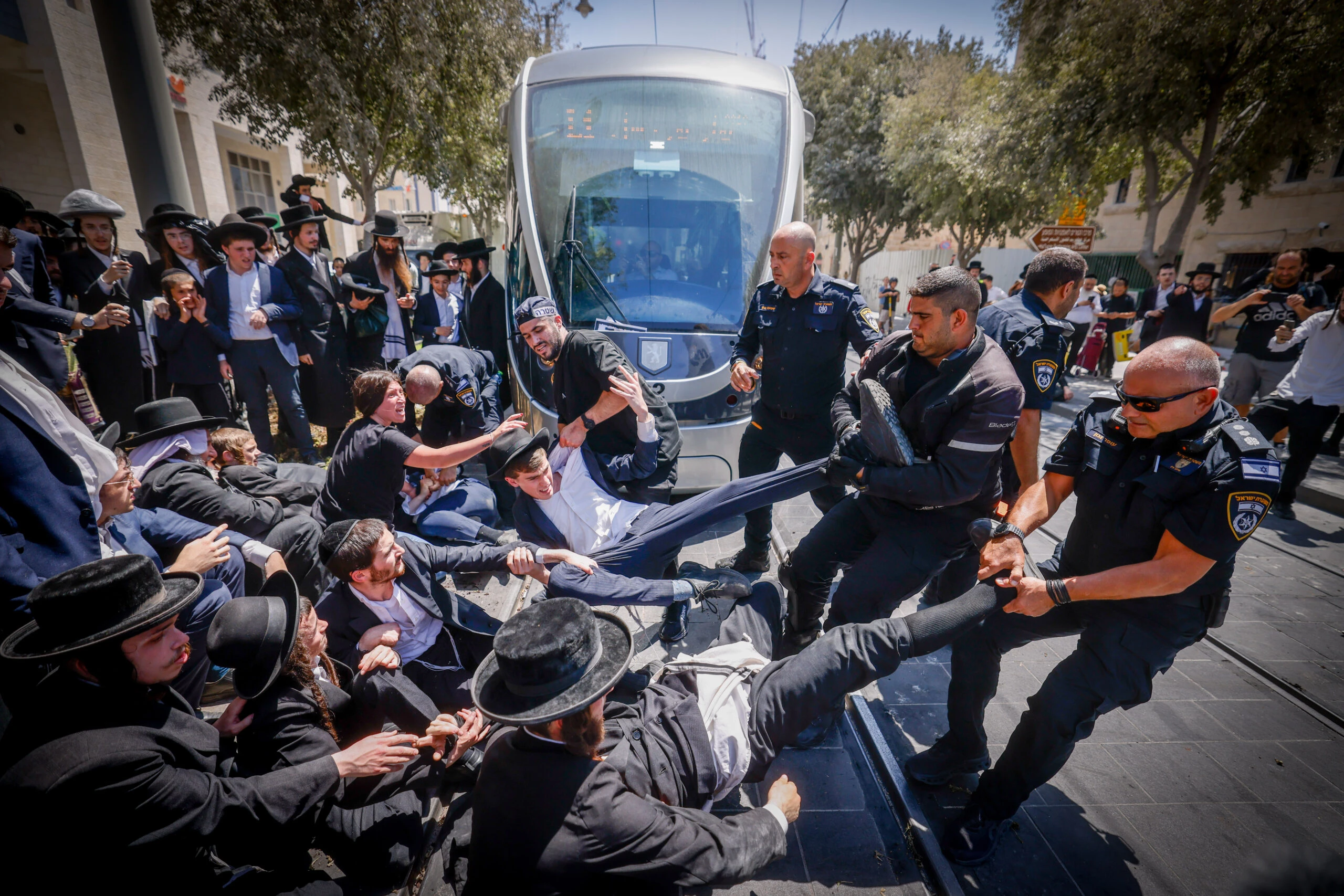 שוטרים היכו חרדים באגרופים ובאלות - מח"ש תגבה עדות | צפו