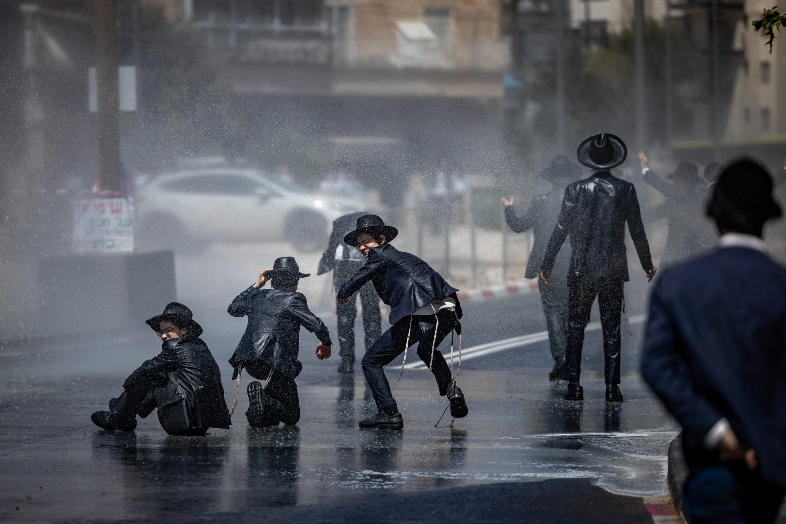 תיעוד קשה: עובר אורח משוחח עם חרדי - ולפתע מכה אותו באגרוף