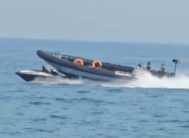 תקרית חריגה בים: סירת המשמר האזרחי בספרד דרסה מסתננים | צפו