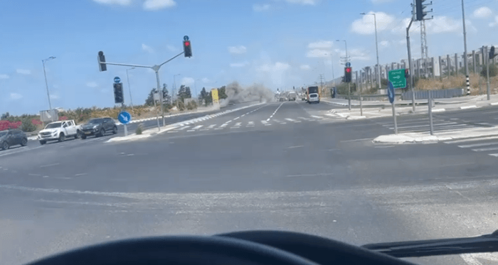 מד"א: "ראינו גבר יושב ברכב סובל מחבלת ראש קשה מפגיעת רסיס"